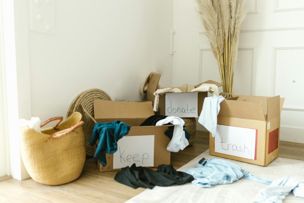 Move Like a Pro: Salvage Valuable Items Effortlessly Cardboard boxes labeled 'Keep', 'Donate', and 'Trash' for home decluttering.